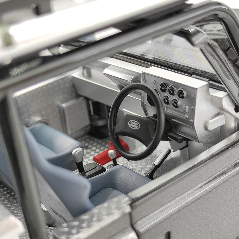 Land Rover Defender “Tomb Raider” 1:24