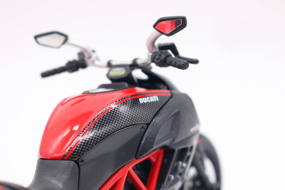 Ducati Diavel Carbon em Escala 1:12