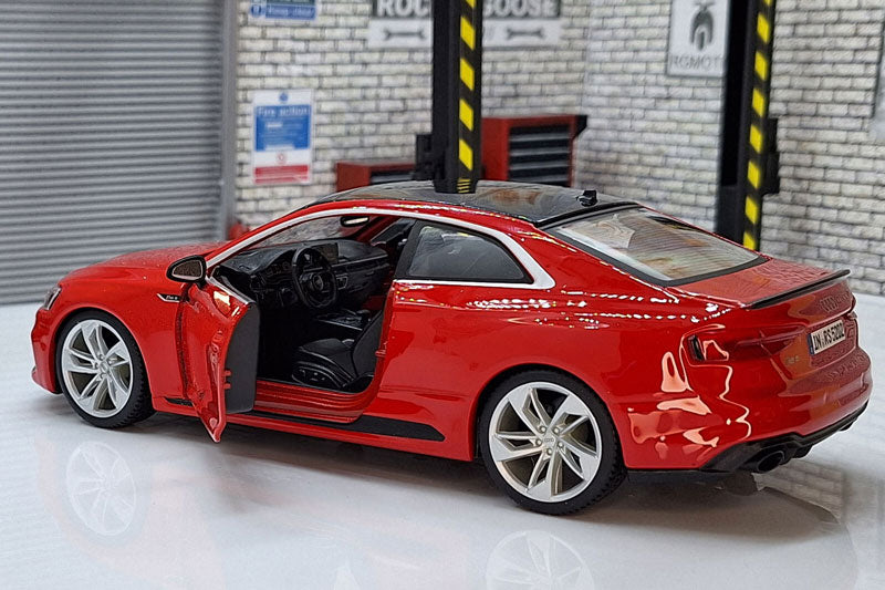 Audi RS5 Coupé em Escala 1:24