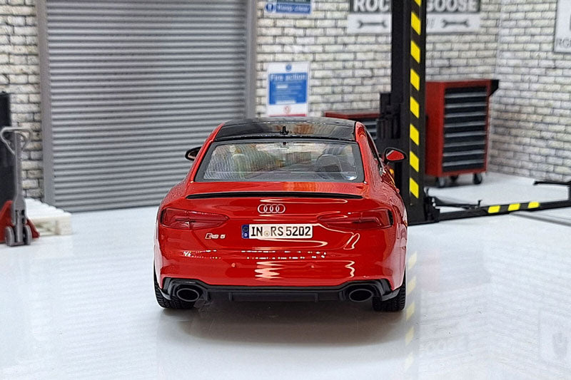 Audi RS5 Coupé em Escala 1:24