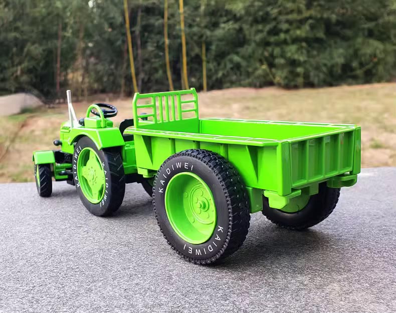 Trator Agrícola com Carreta em Escala 1:18 (Die-cast)