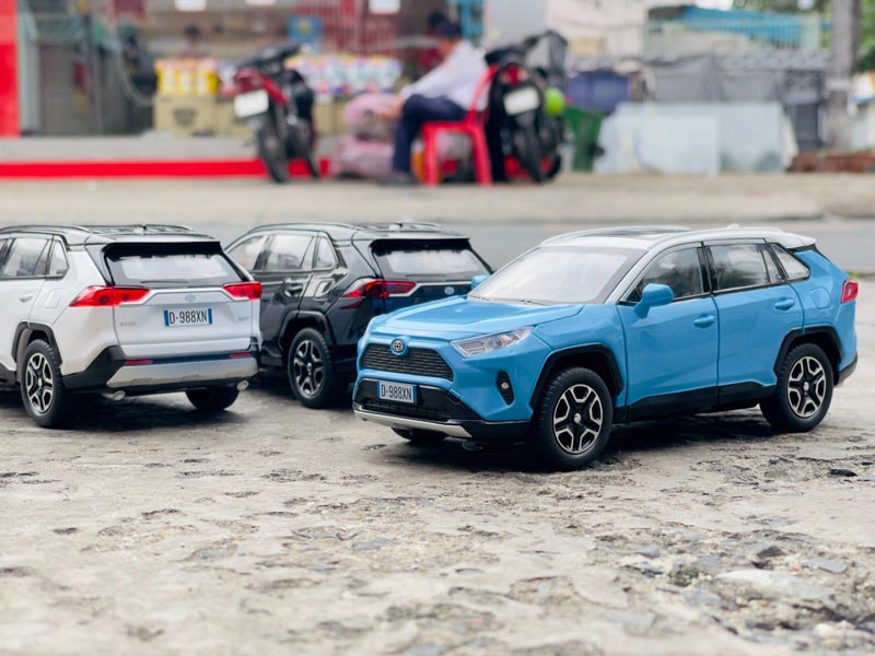 Toyota RAV4 – Miniatura 1:22 com Luzes e Sons