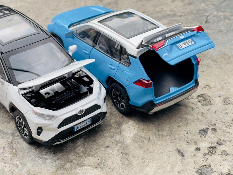 Toyota RAV4 – Miniatura 1:22 com Luzes e Sons