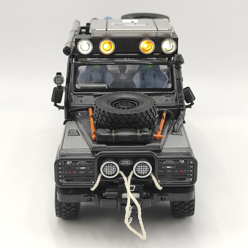 Land Rover Defender “Tomb Raider” 1:24