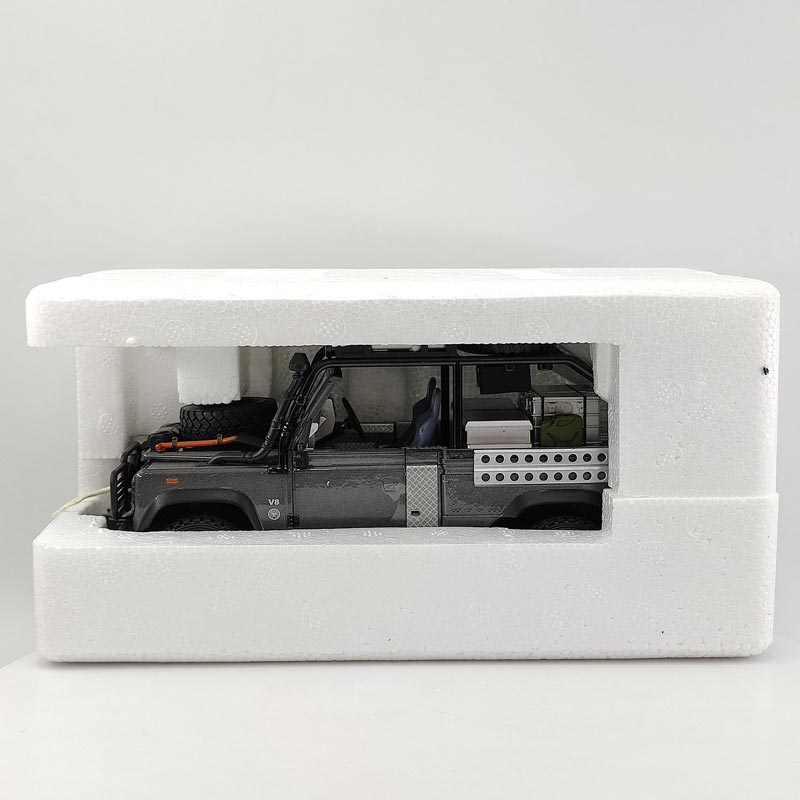 Land Rover Defender “Tomb Raider” 1:24