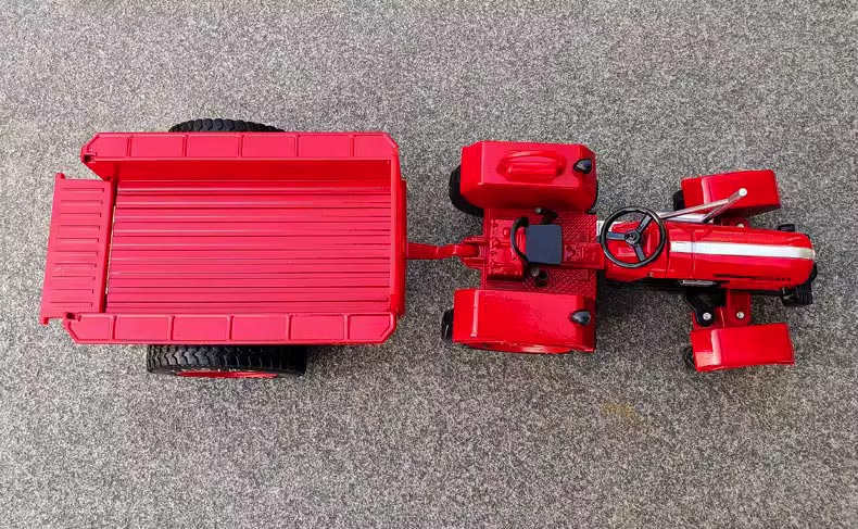 Trator Agrícola com Carreta em Escala 1:18 (Die-cast)
