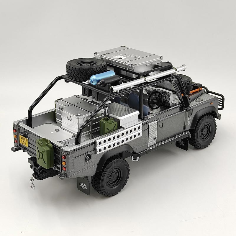 Land Rover Defender “Tomb Raider” 1:24