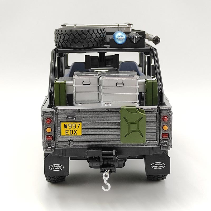 Land Rover Defender “Tomb Raider” 1:24