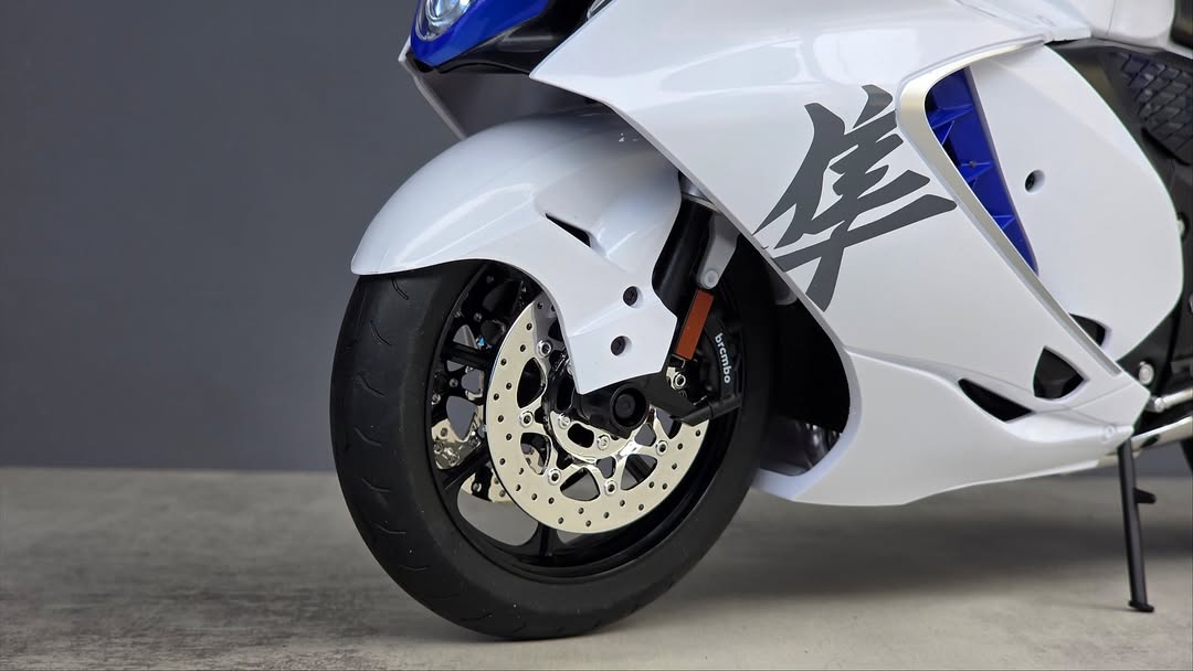 Suzuki Hayabusa GSX-1300R 1:6 Interativa com Escapamento