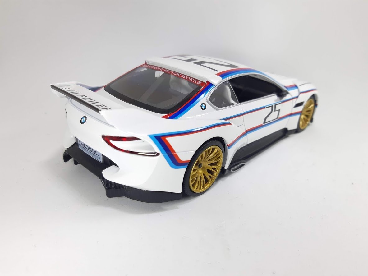 BMW 3.0 CSL Hommage R em Escala 1:24