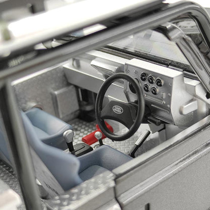 Land Rover Defender “Tomb Raider” 1:24