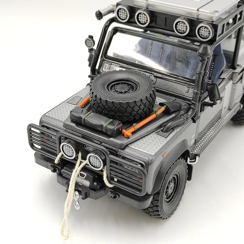 Land Rover Defender “Tomb Raider” 1:24