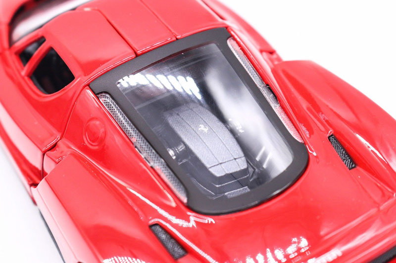 Ferrari Enzo em Escala 1:24