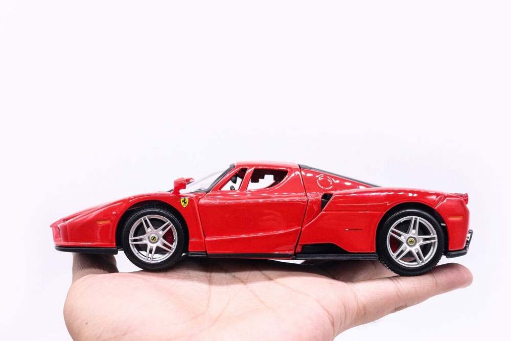 Ferrari Enzo em Escala 1:24