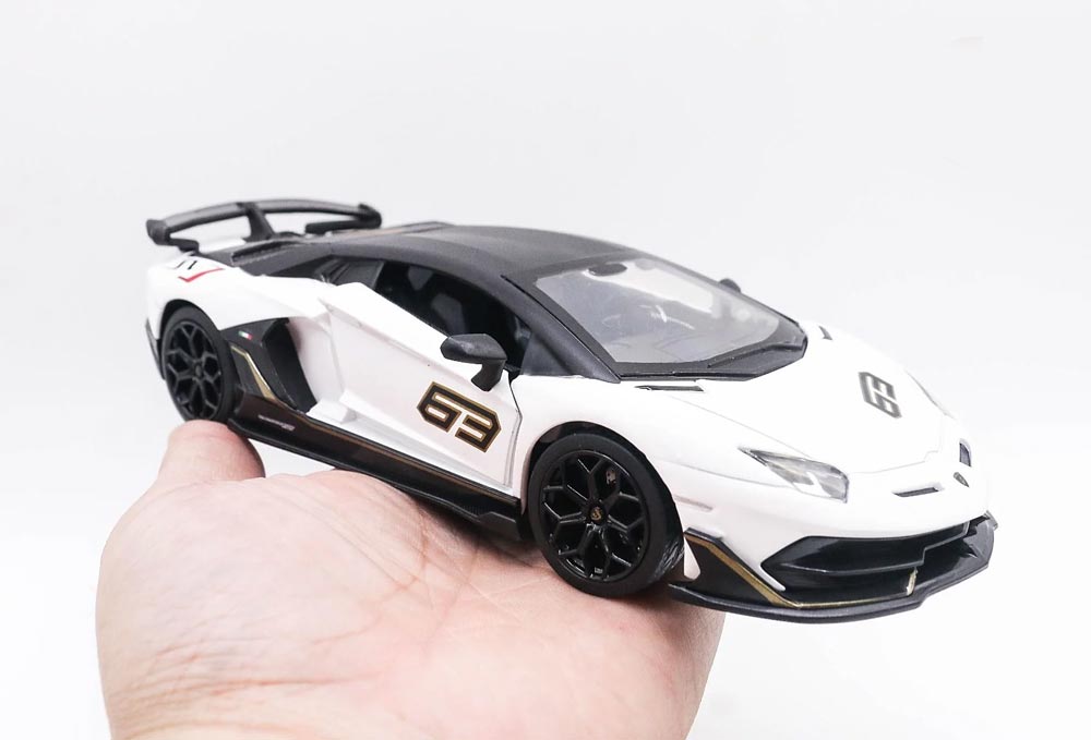 Lamborghini Aventador SVJ63 em Escala 1:24