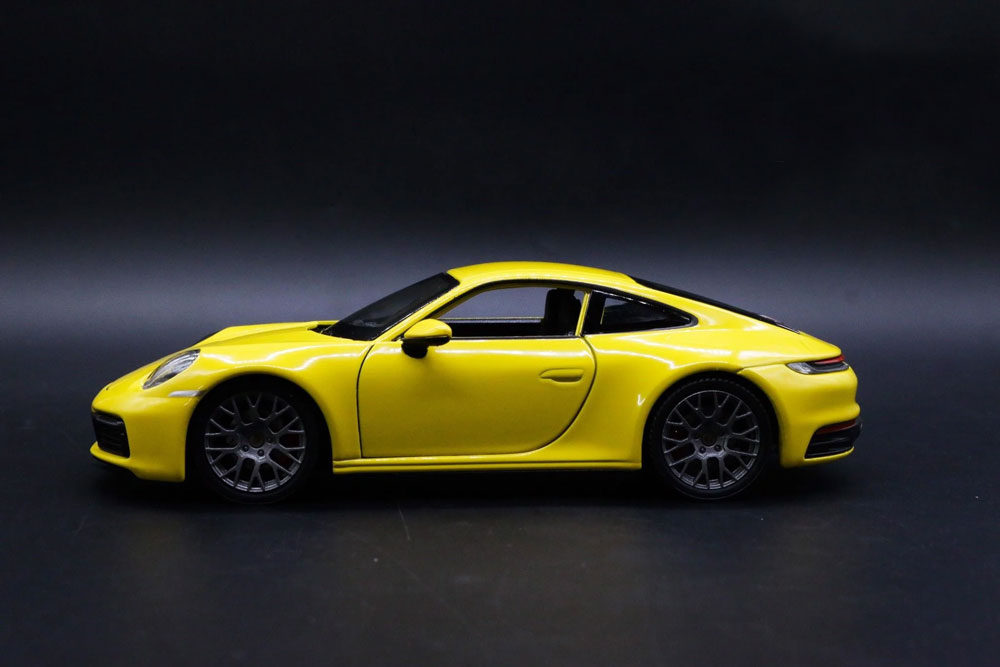 Porsche 911 Carrera 4S em Escala 1:24