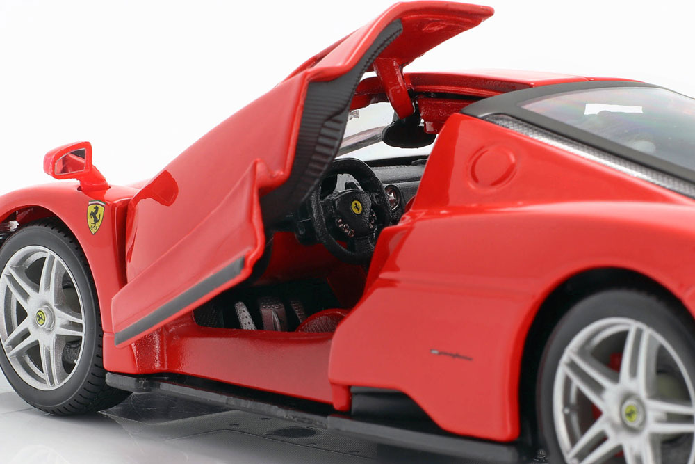 Ferrari Enzo em Escala 1:24