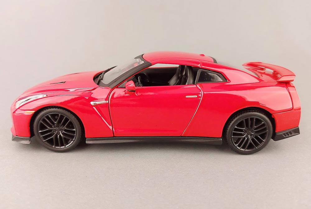 Nissan GTR R35 2017 em Escala 1:24