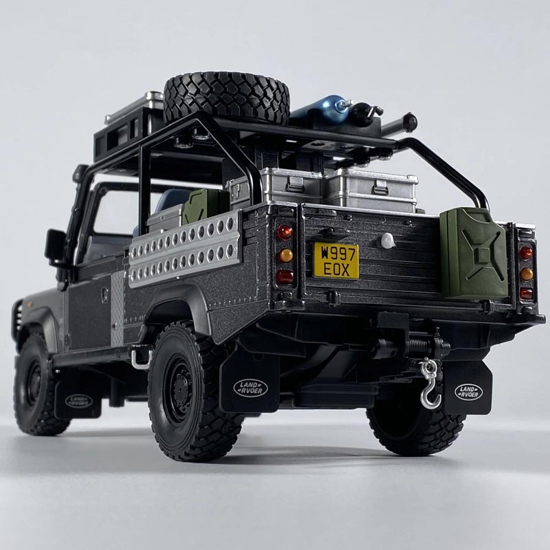 Land Rover Defender “Tomb Raider” 1:24