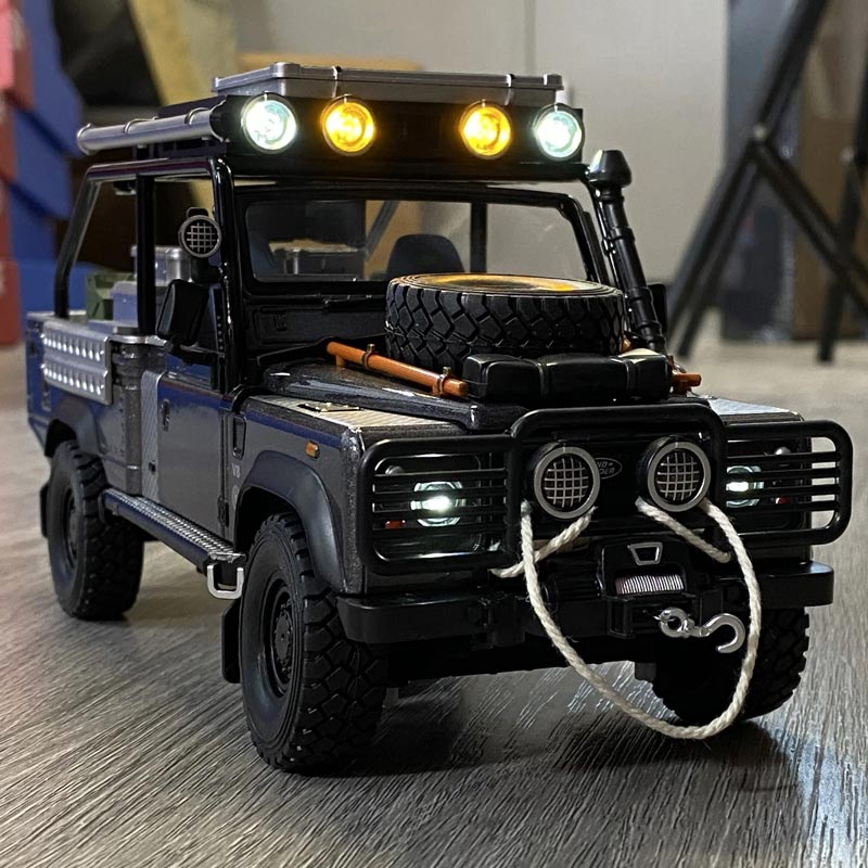 Land Rover Defender “Tomb Raider” 1:24