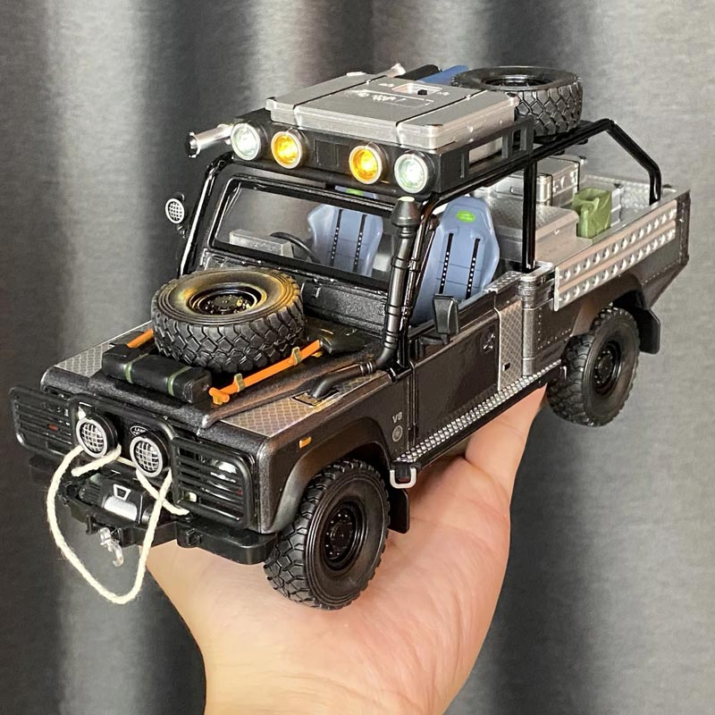 Land Rover Defender “Tomb Raider” 1:24