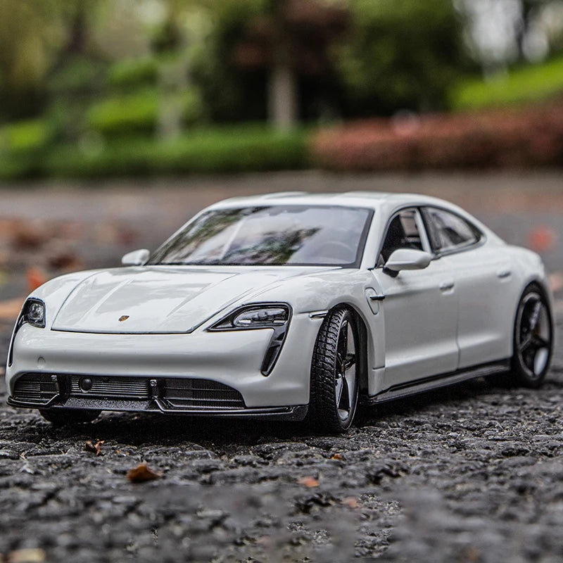 Porsche Taycan Turbo S em Escala 1:24