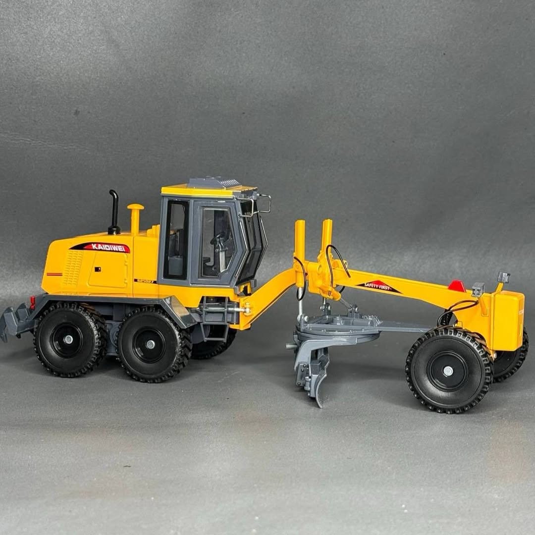 Miniatura de Motoniveladora KDW em Metal (Escala 1:35)