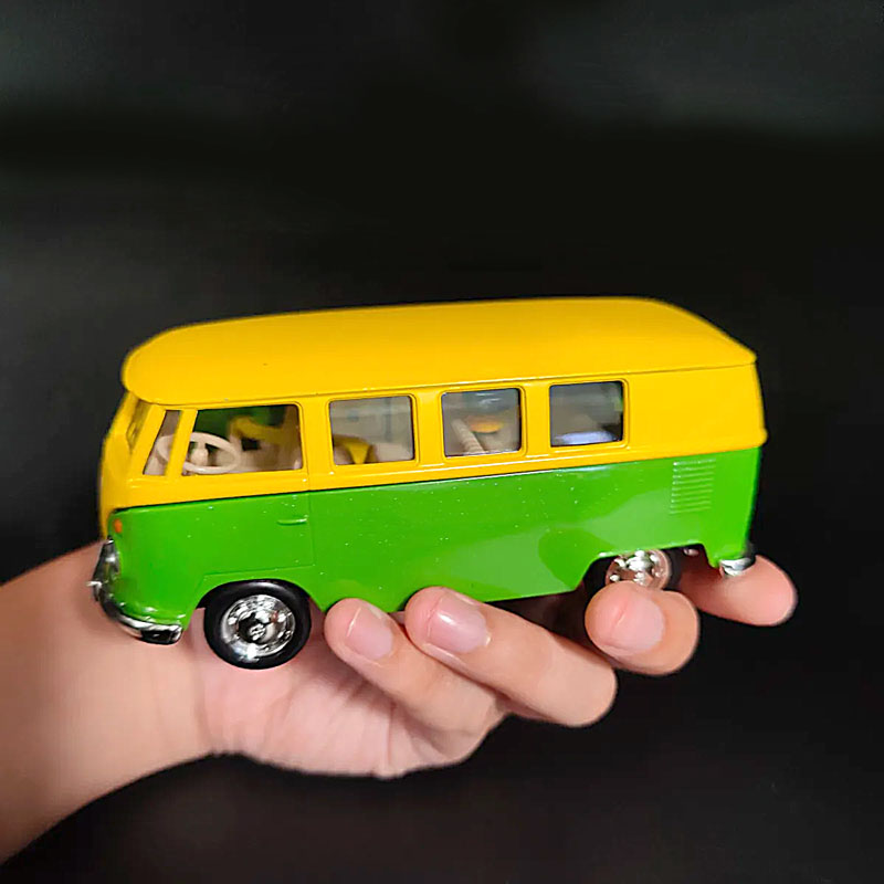 Miniatura de Kombi Verde e Amarela (Escala 1:32)