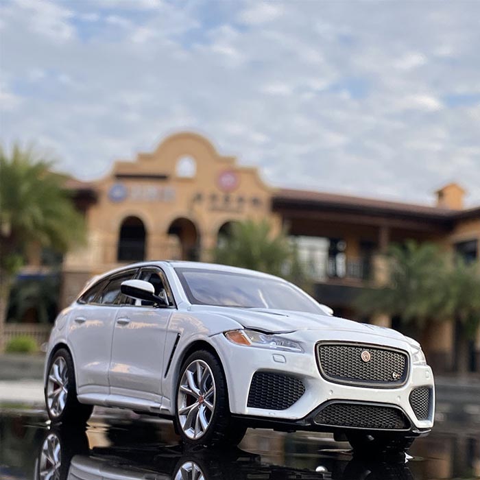 Miniatura de Jaguar F-PACE (Escala 1:32)