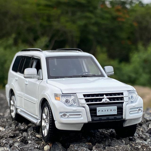 Miniatura de Mitsubishi Pajero (Escala 1:32)