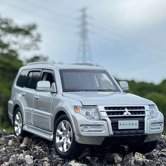 Miniatura de Mitsubishi Pajero (Escala 1:32)